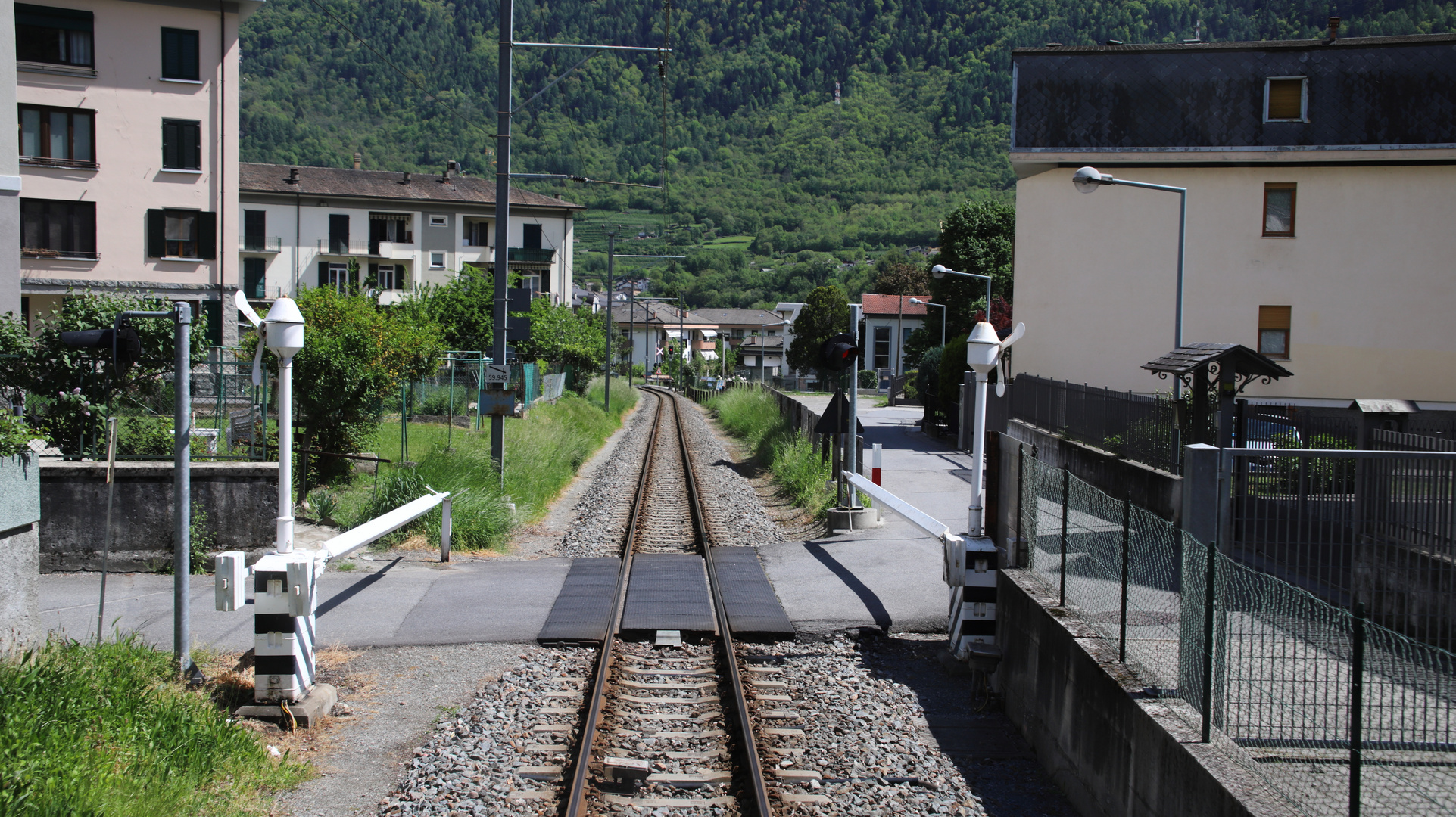 An einem Bahnübergang  der Rhätischen Bahn ......