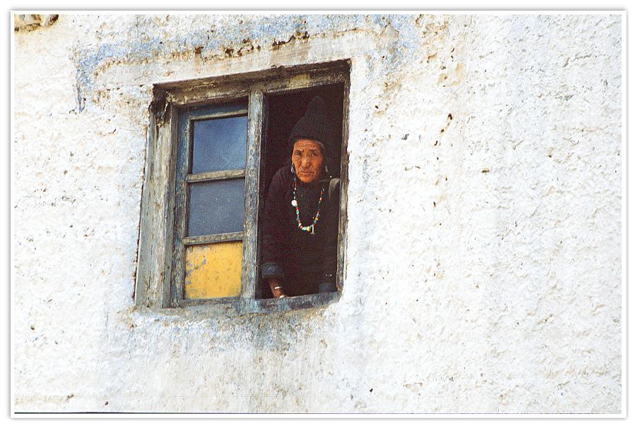 An einem Fenster in Lamayuru