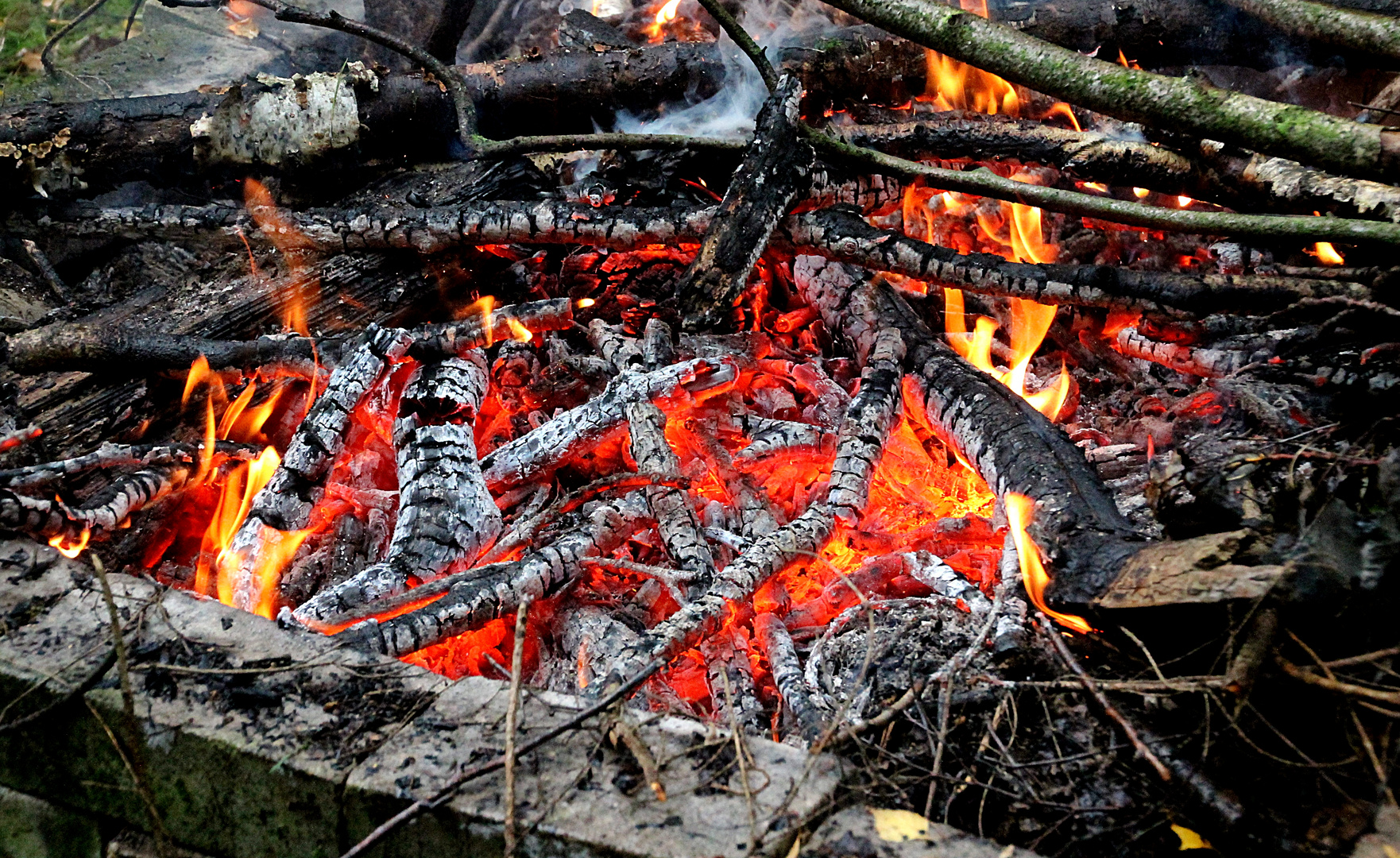 an einem Feuerchen wärmen