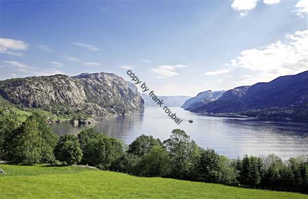 An einem Fjordsee in Norwegen