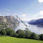 An einem Fjordsee in Norwegen