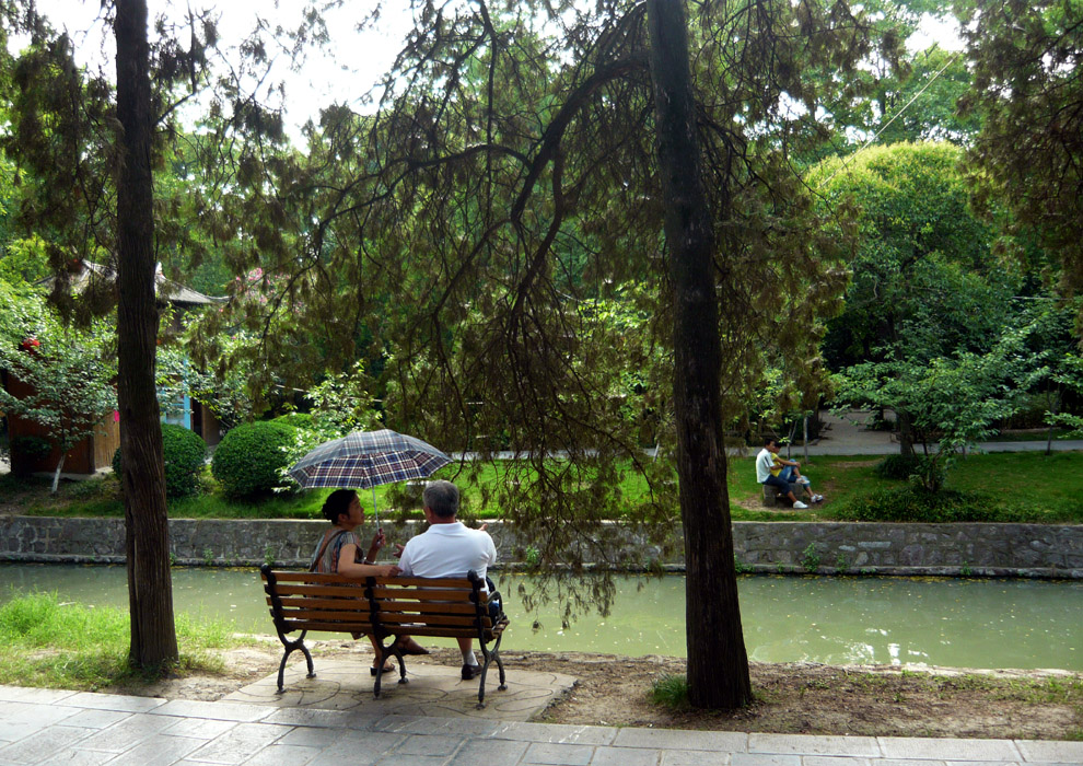 An einem milden Sommertag in einem Park in Hefei