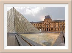 An einem Regentag vor dem Musée du Louvre, Paris