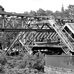 an einem Samstagnachmittag in Wuppertal.  Oder: Gleich kommt die Schwebebahn.