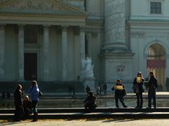 An einem schönen Oktobertag vor der Karlskirche in Wien