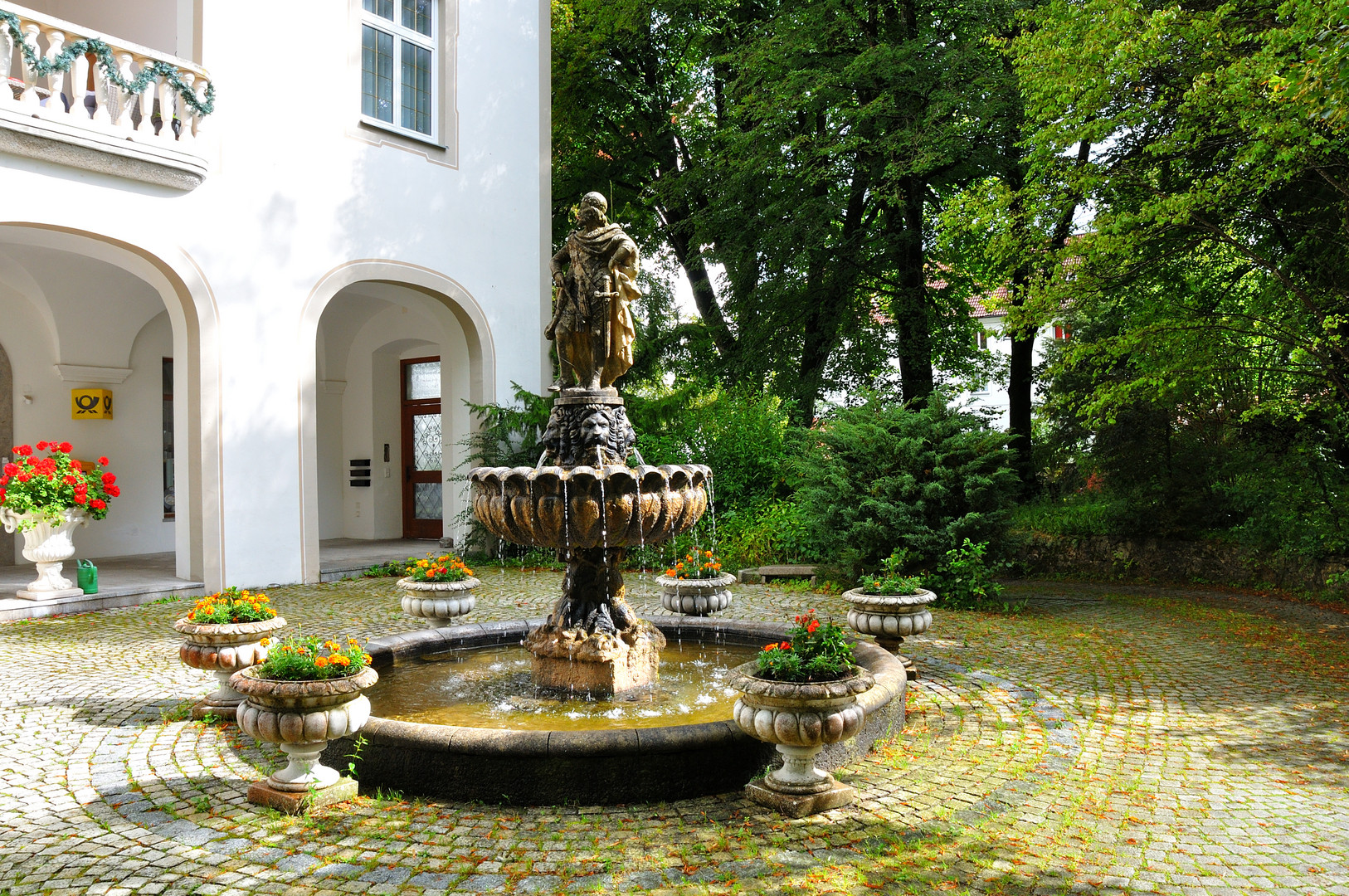 An einem Springbrunnen in Rottenbuch/Bayern