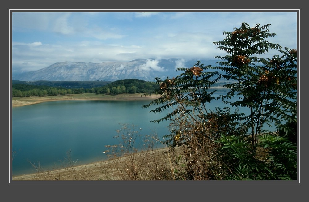 An einem Stausee..