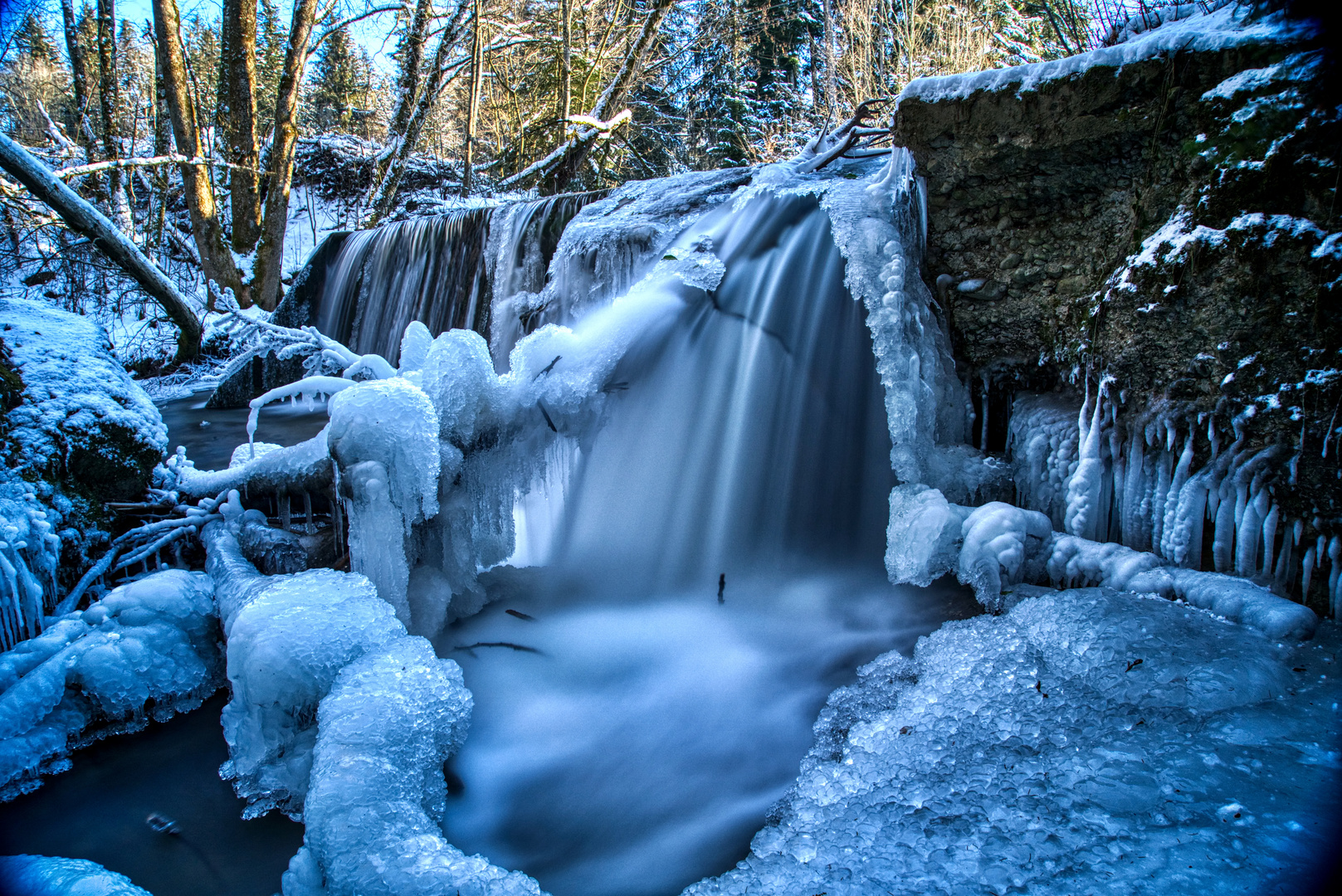 an einem Wasserfall