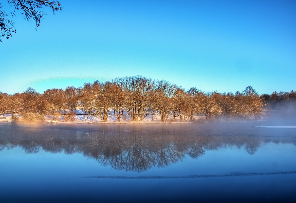 An einem Wintermorgen wenn der See noch dampft