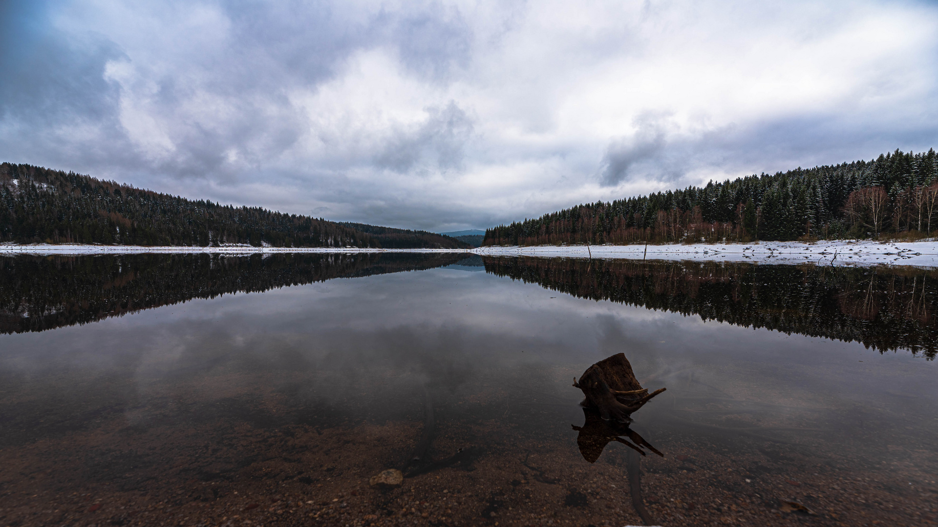 An einem Wintertag am See