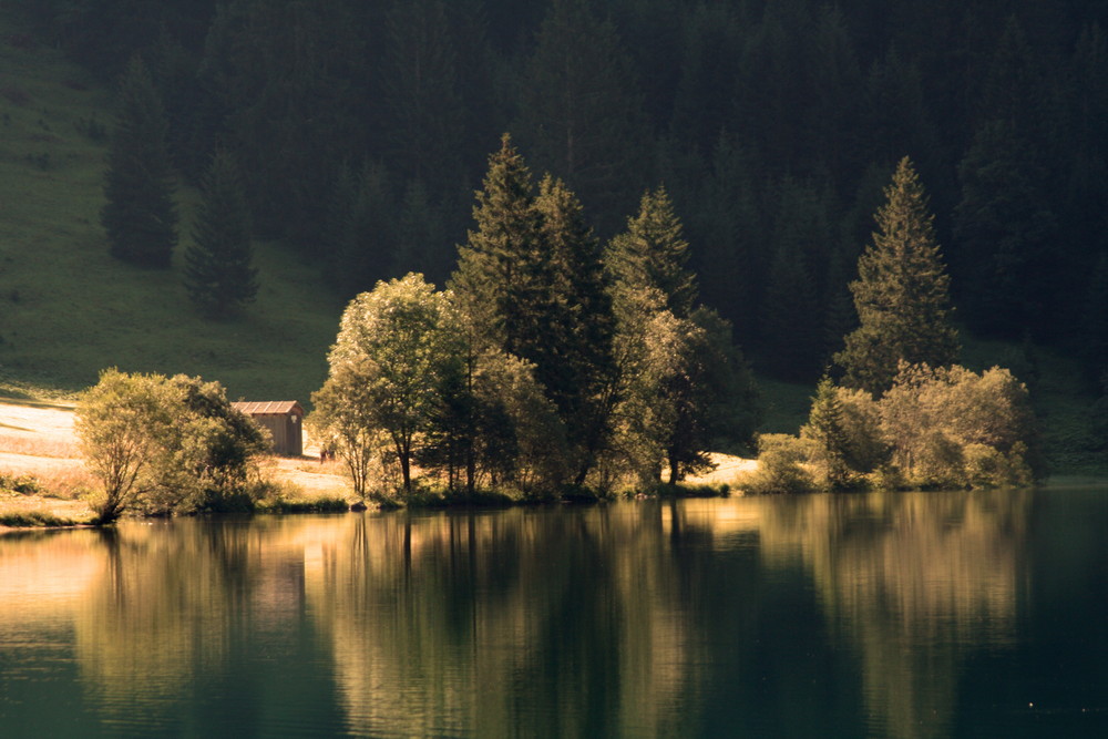 An einem wunderschönen Bergsee in Österreich