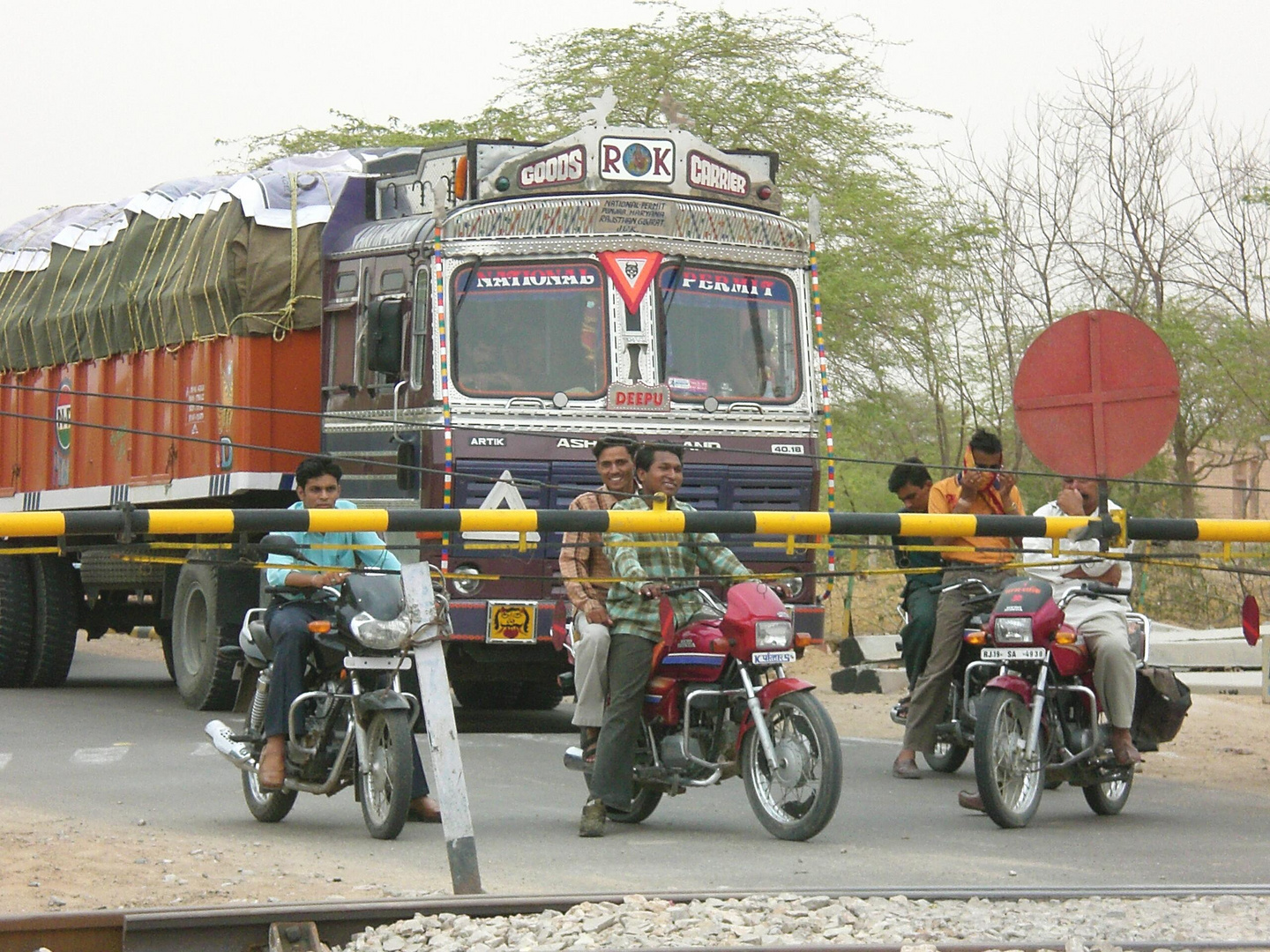 An einer Bahnschranke irgendwo in Rajasthan