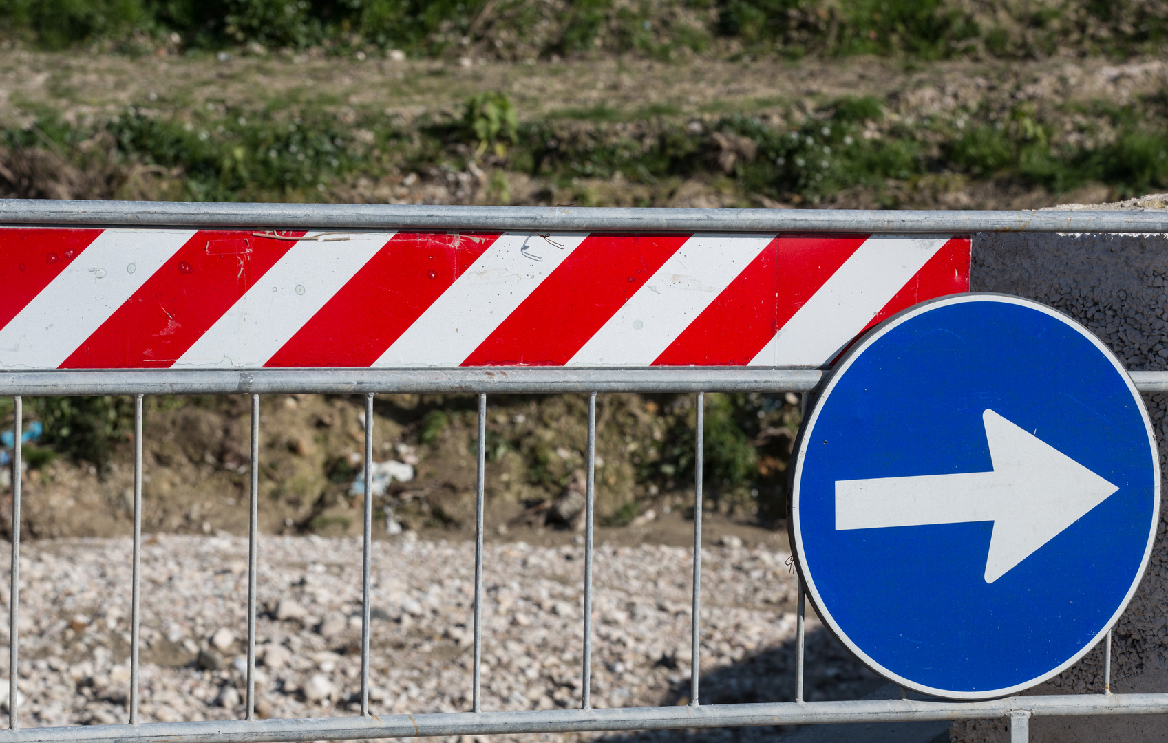 an einer vom Hochwasser stark beschaedigten Bruecke