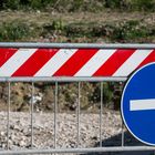 an einer vom Hochwasser stark beschaedigten Bruecke