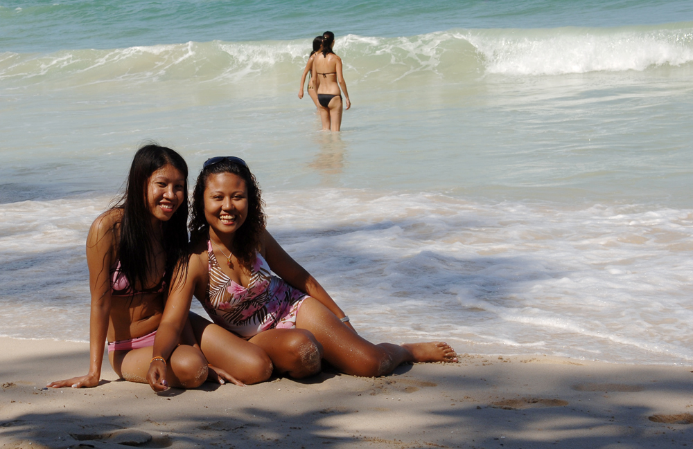 An invitation to the beach with two friends!