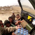 An Kinder Wasser verteilt