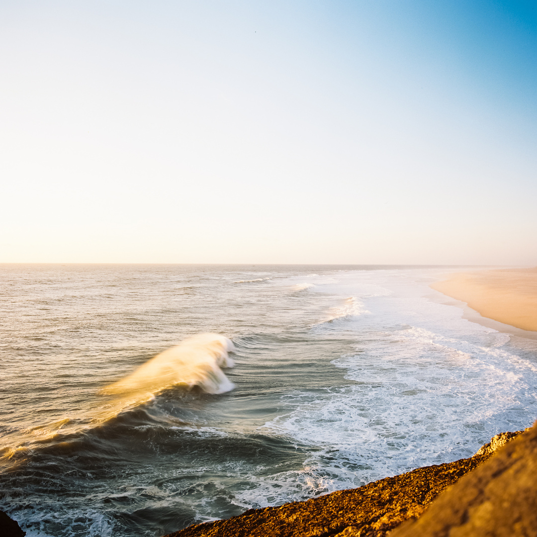 An ocean in between the wave