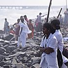 An Weihnachten am Steinstrand von Pondicherry in Südindien