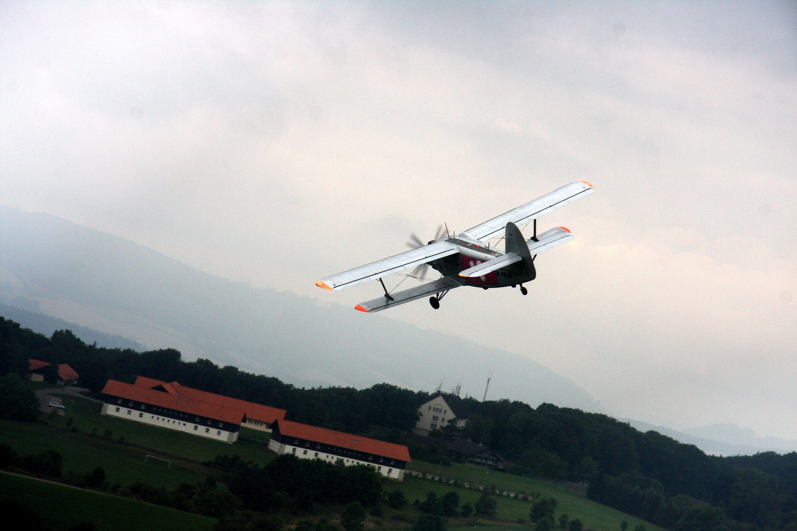 An2 über der ehemaligen Reichssegelflugschule Ith