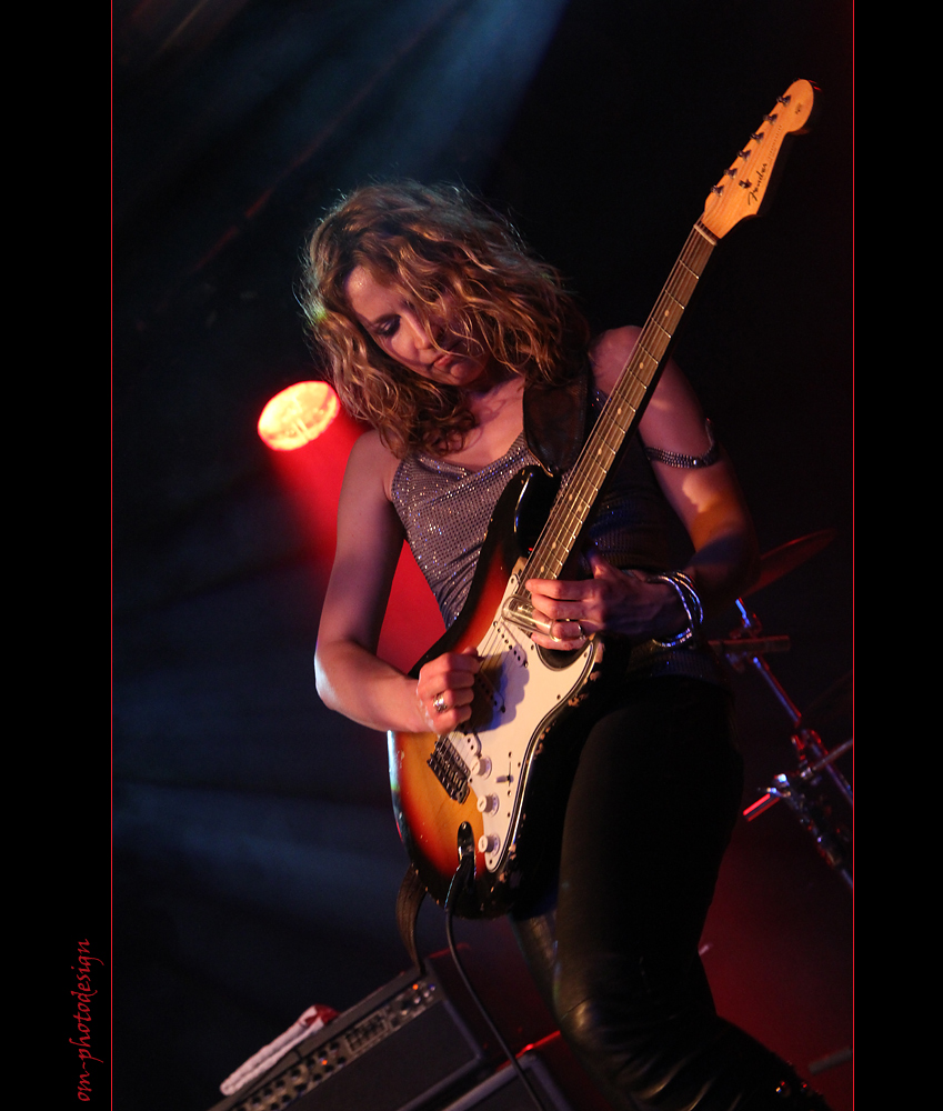 Ana Popovic - playing the Blues