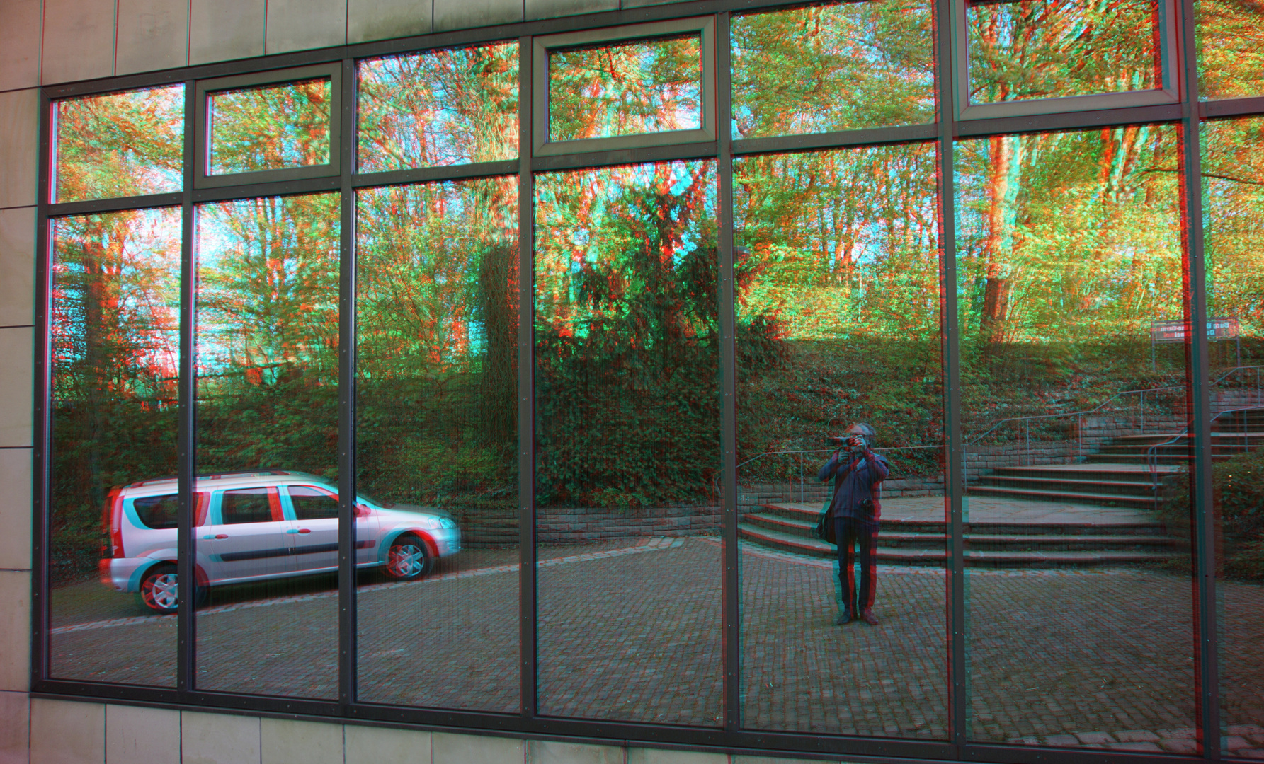 Anaglyphenfoto. Mein Auto und ich in der Fensterfront.