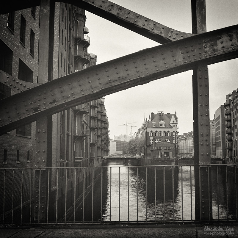 Analoge Schwarzweiss-Fotografie: Hamburg - Wasserschloss