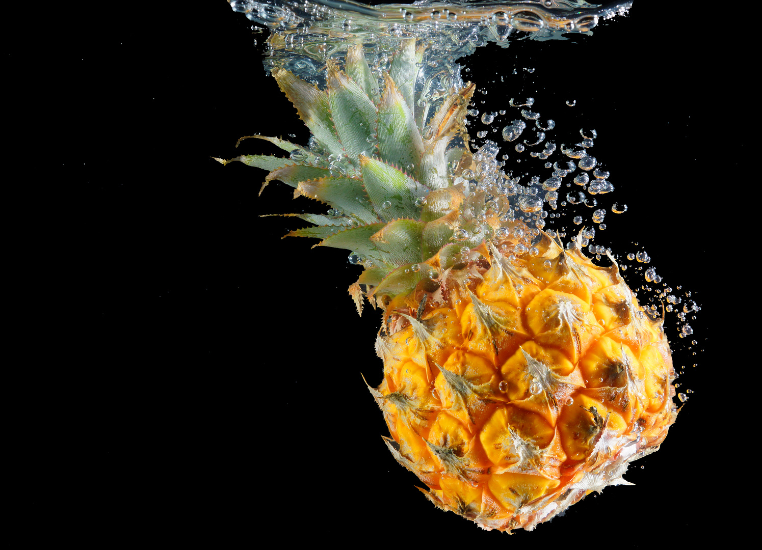 Ananas im Wasser 1