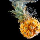 Ananas im Wasser 1