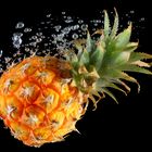 Ananas im Wasser 2