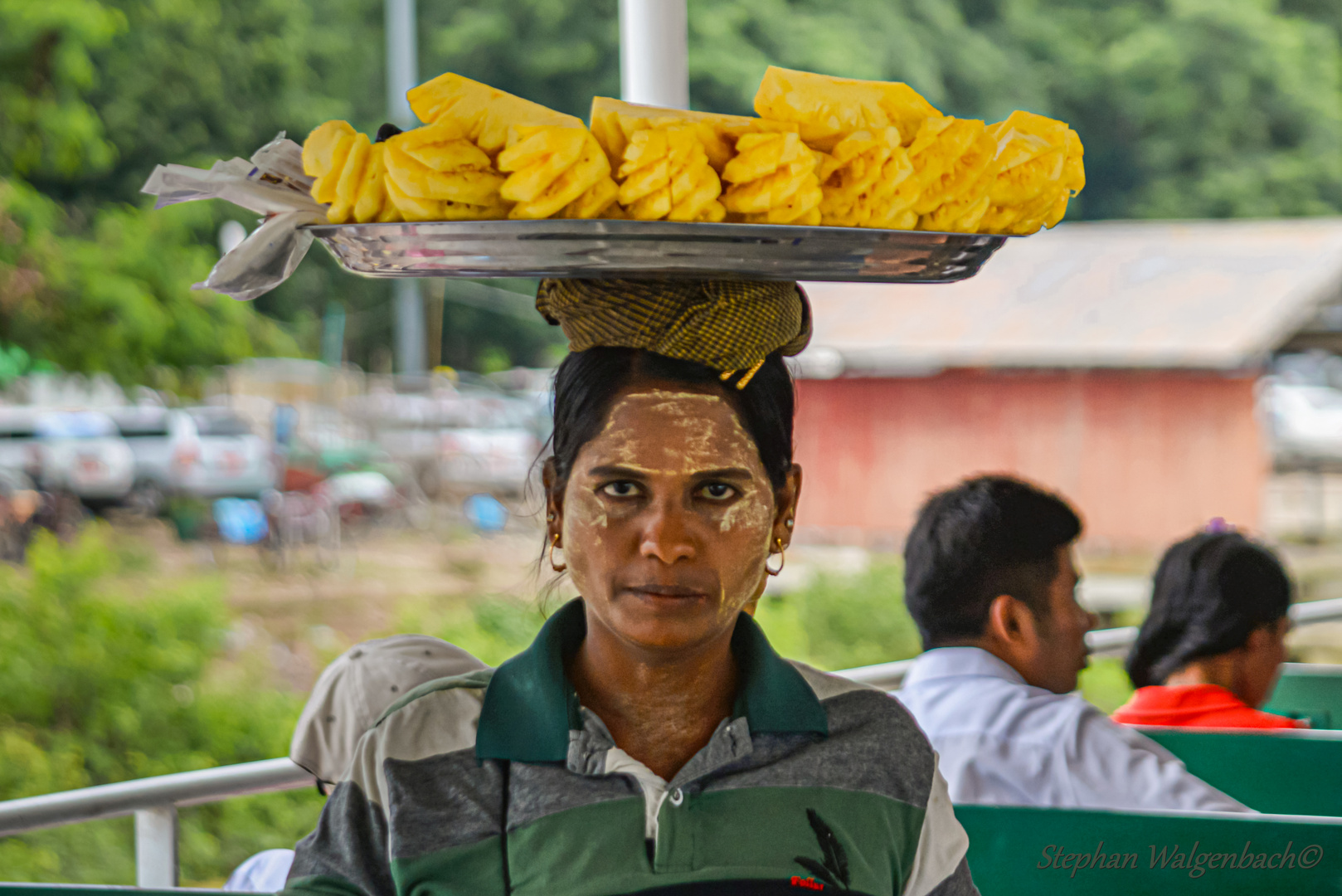 Ananasverkäuferin auf dem Yangon River