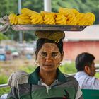 Ananasverkäuferin auf dem Yangon River