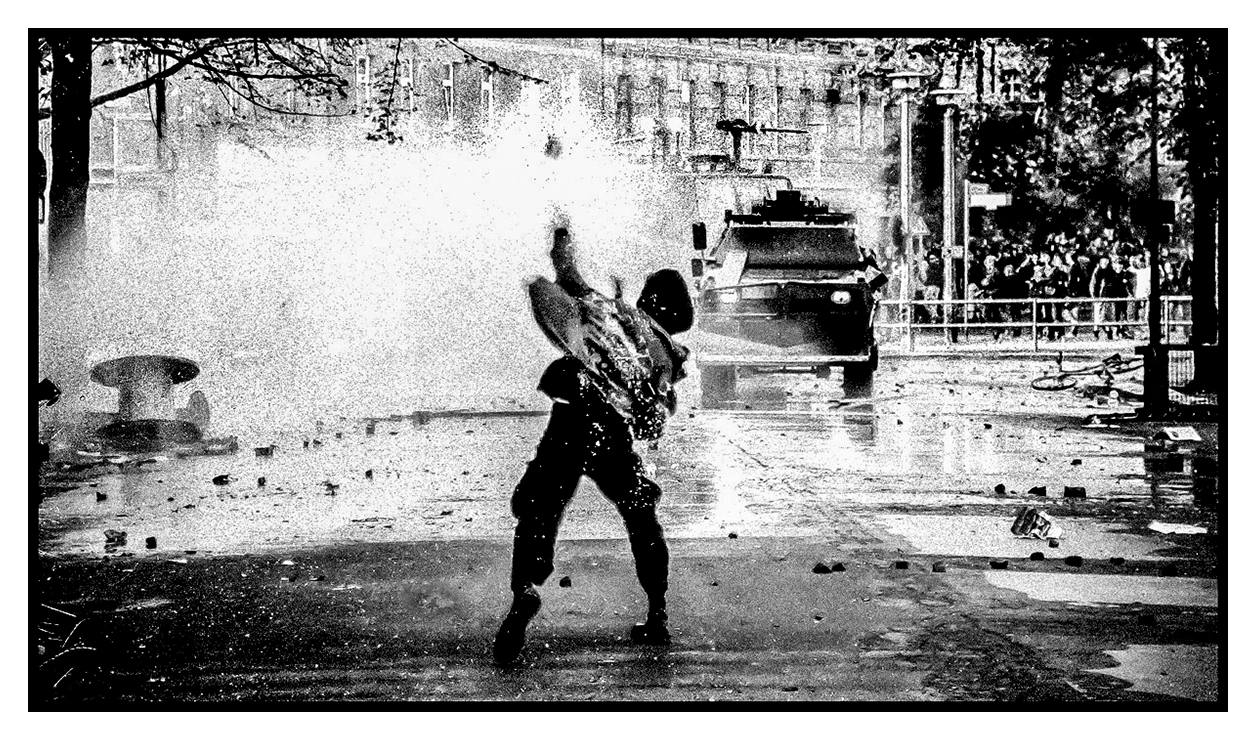 Anarchoanlog-Prenzlauer-Berg-1.Mai um 1992. Und der Wasserwerfer hat mich auch noch Gejagt