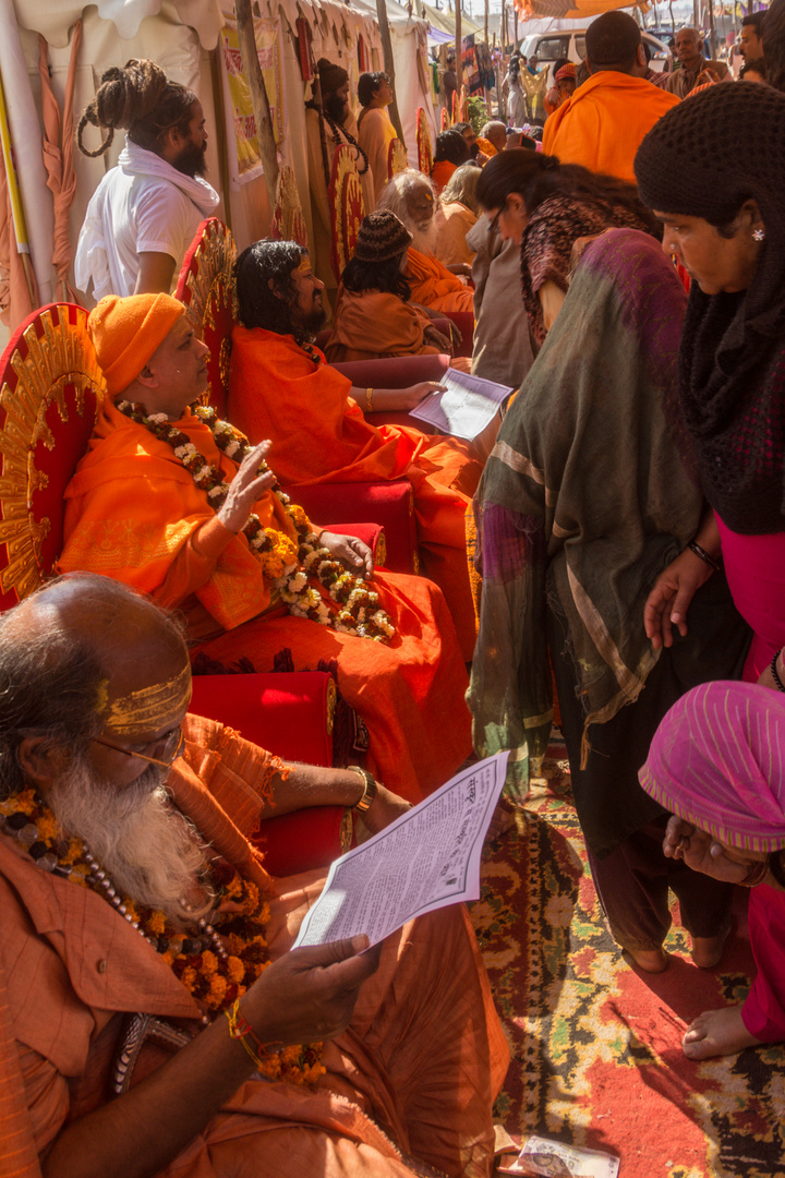 Anbetung von Gurus auf der Kumbh Mela 2013