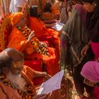 Anbetung von Gurus auf der Kumbh Mela 2013