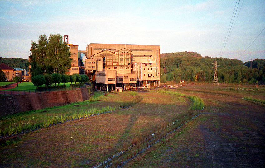 "Ancien Puit" im späten Licht. Petite Rosselle, 1995