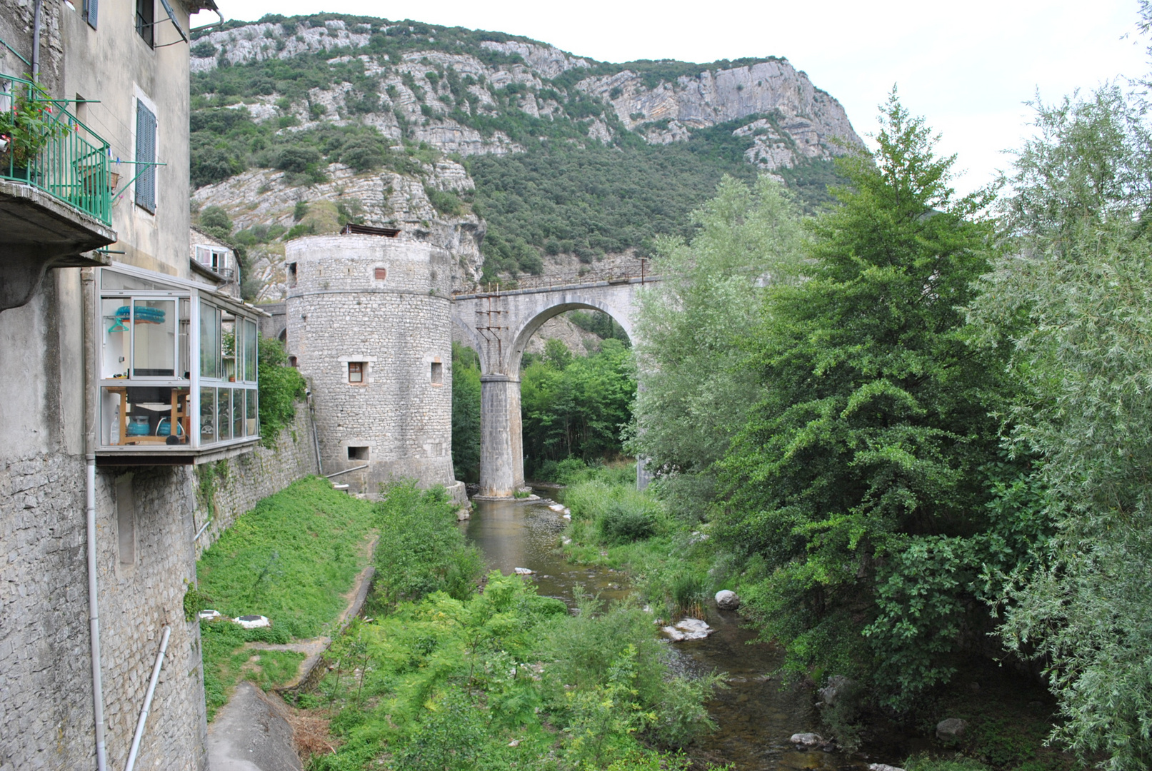 Ancien viaduc et Tour St Louis ( St Hippolyte du fort , Gard)