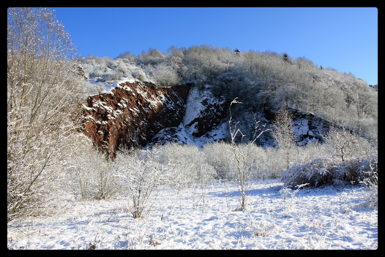 ancienne carriere sous le soleil et la neige