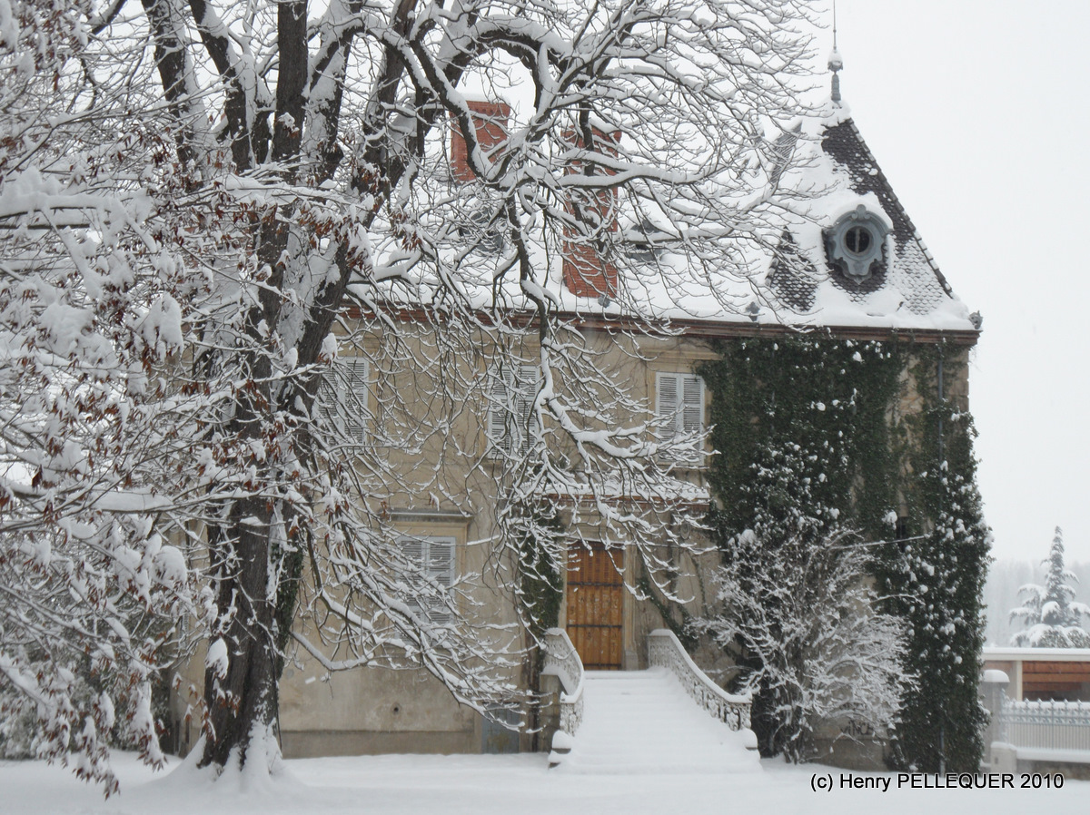 Ancienne maison Bourgeoise enneigée