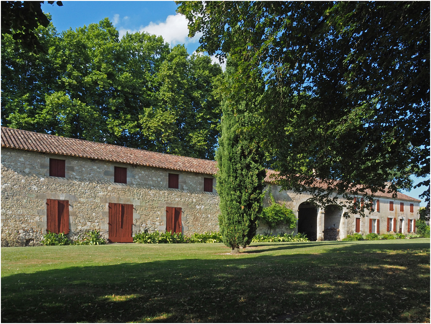 Anciennes écuries et communs du Château de Poudenas