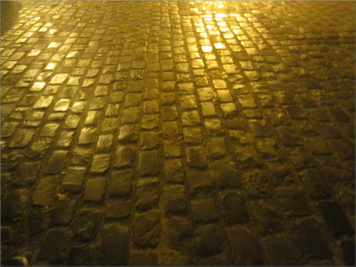 ..Anciens Pavés dorés, la nuit..