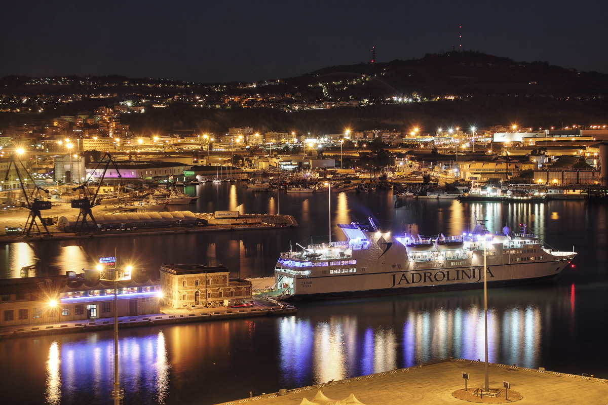 Ancona Hafen in der Nacht
