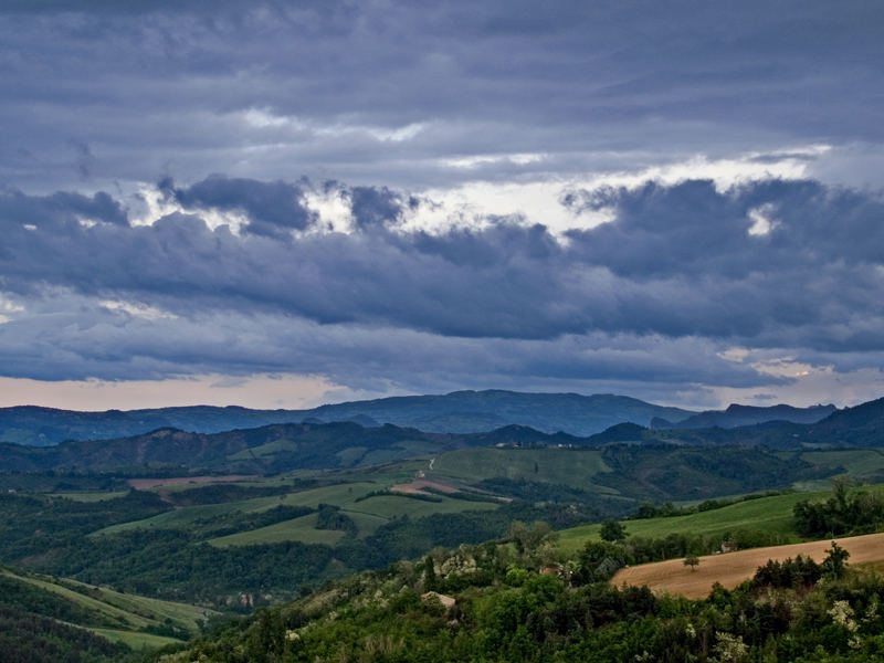 ancora nuvole sulla campagna umida