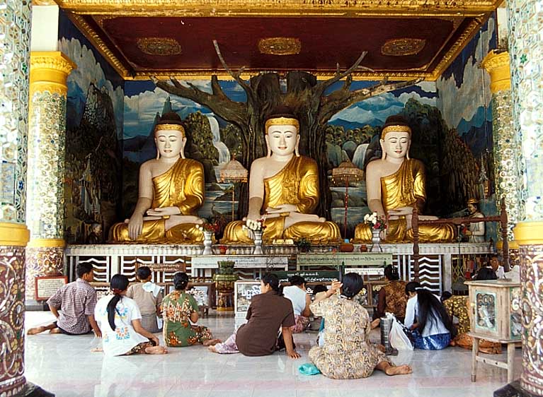 Andacht in der Shwe-maw-daw Pagode