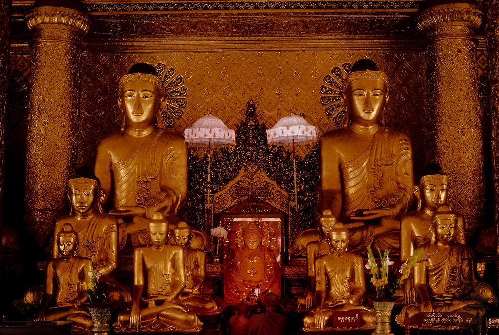Andachtshalle mit Buddha Kassapa