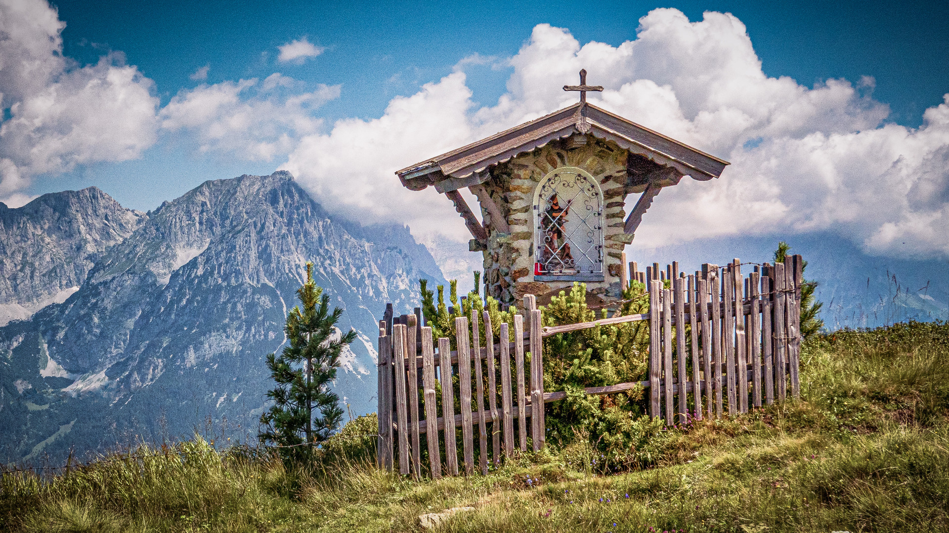 Andächtige Momente mit Blick auf den Wilden Kaiser