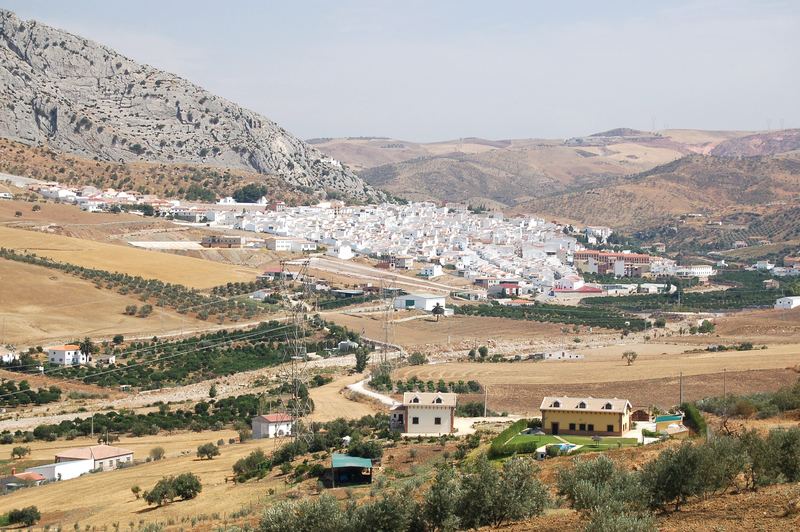 Andalusische Landschaft mit weißer Stadt