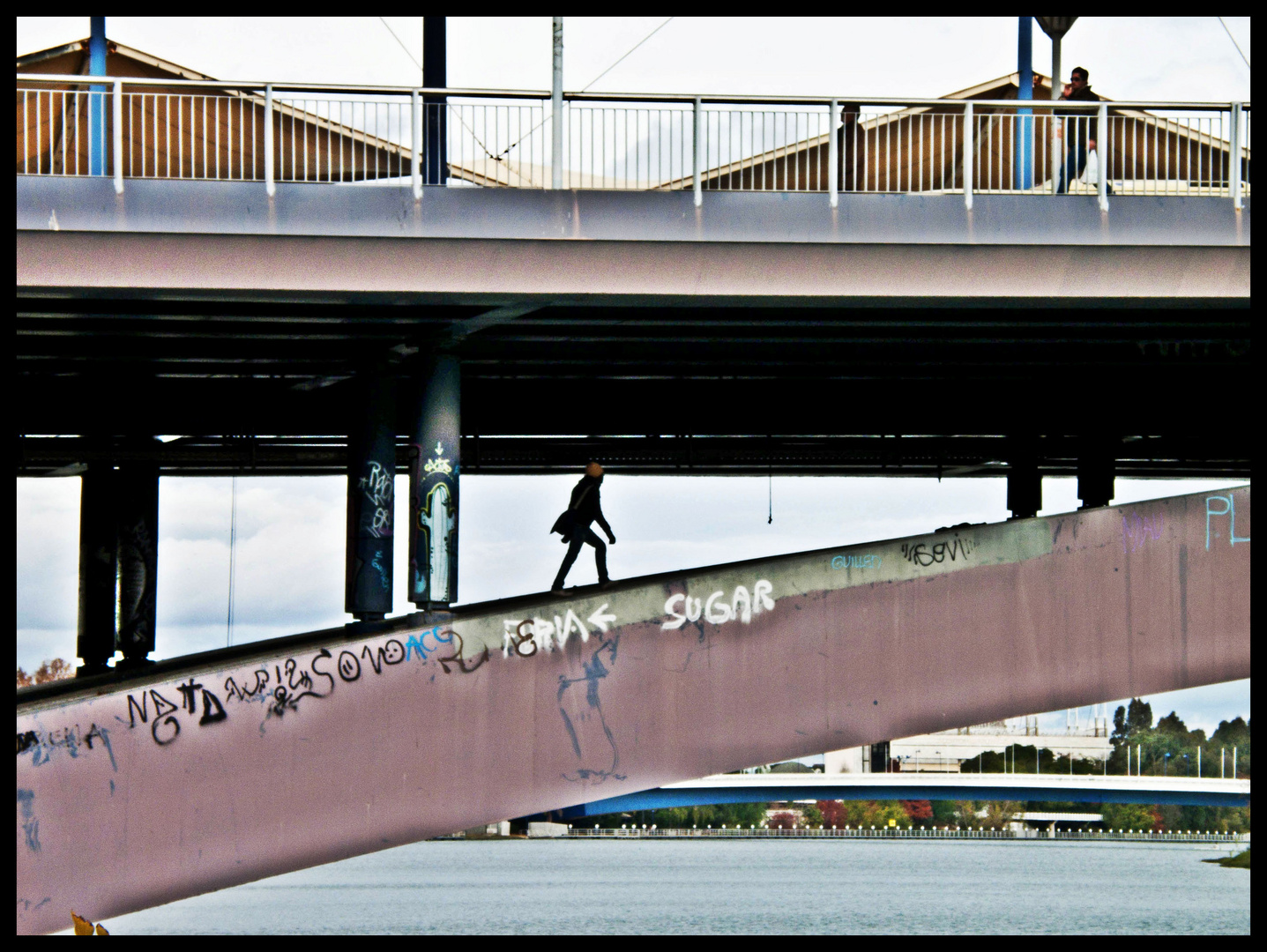 Andando bajo el puente