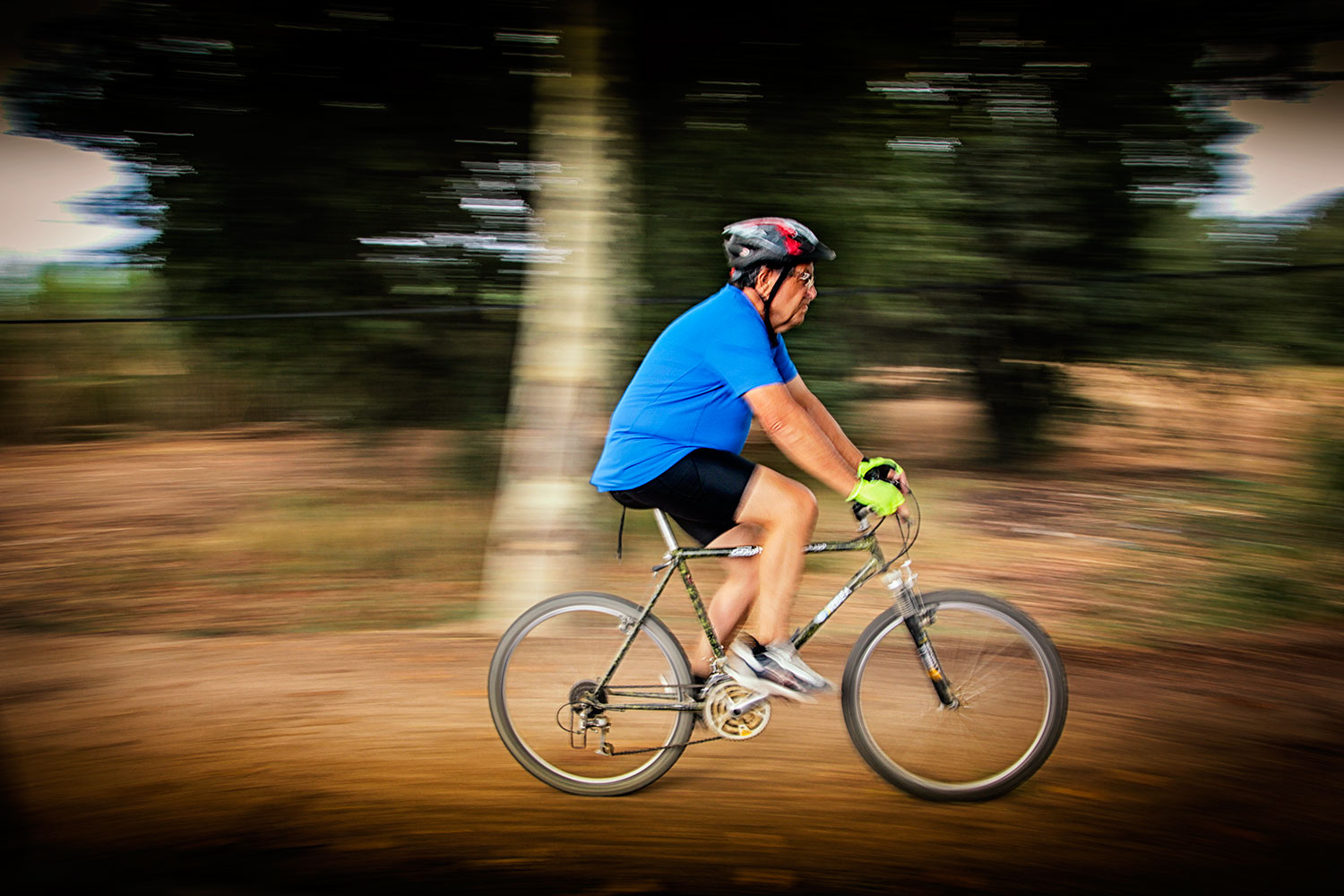 andando en bicicleta