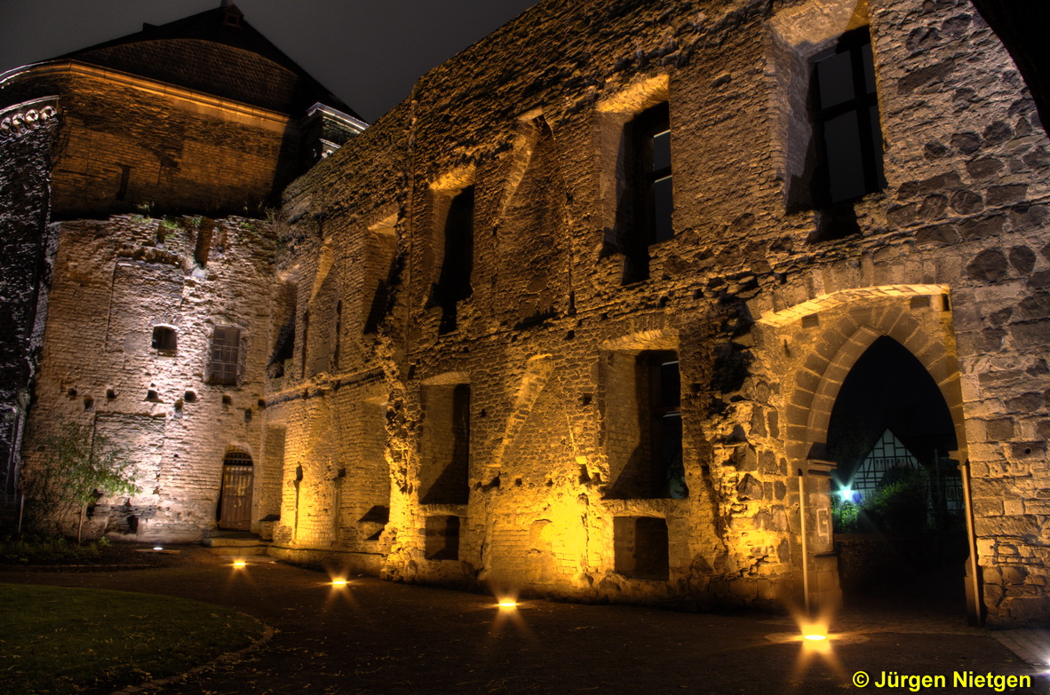 Andernacher Schlossgarten bei Nacht von der anderen Seite