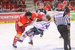 Andreas Martinsen #24 gegen Shawn Lalonde #10